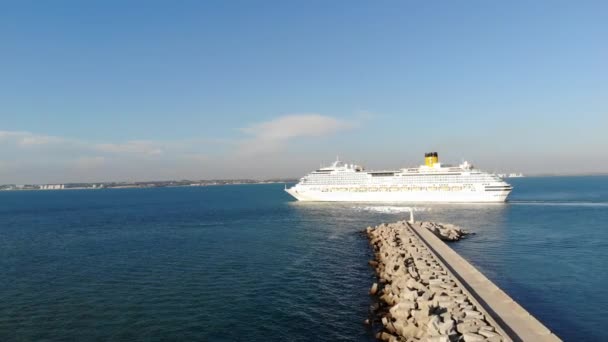 Luchtfoto Luxe Cruiseschip Varen Zee — Stockvideo