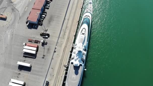 Top Aerial View Luxury Super Yacht Mega Yacht Docked Harbor — 비디오