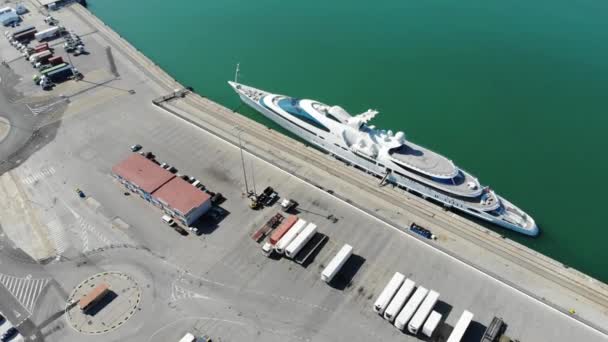 Top Aerial View Luxury Super Yacht Mega Yacht Docked Harbor — 비디오