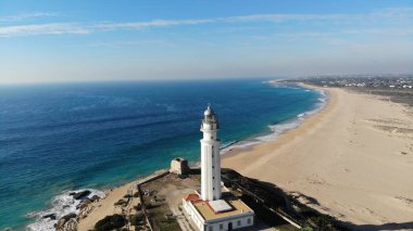 Trafalgar. Faro de Cabo Trafalgar 'ın hava aracı görüntüsü, Cape Trafalgar' da bir deniz feneri, İspanya 'nın Endülüs eyaletinde Cadiz' in burnu. 1805 Trafalgar Deniz Muharebesi Cape açıklarında gerçekleşti.
