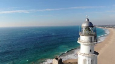 Trafalgar. Faro de Cabo Trafalgar 'ın hava aracı görüntüsü, Cape Trafalgar' da bir deniz feneri, İspanya 'nın Endülüs eyaletinde Cadiz' in burnu. 1805 Trafalgar Deniz Muharebesi Cape açıklarında gerçekleşti.