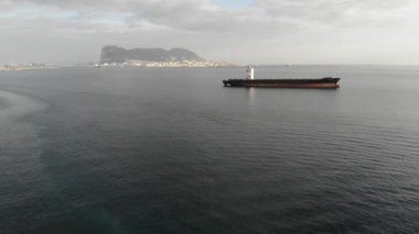 Gibraltar 'dan uluslararası petrol tankeri taşımacılık hizmetleri video 4k hava görüntüsü
