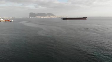 Gibraltar 'dan uluslararası petrol ve gaz tankeri taşımacılık hizmetleri. Video 4k hava görüntüsü.