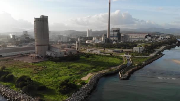 Zona Industrial Com Grande Tubo Vermelho Branco Espessa Fumaça Branca — Vídeo de Stock