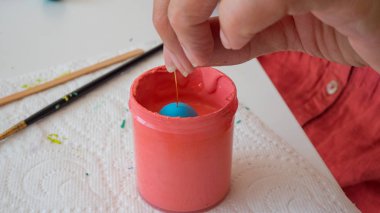 polimer kil boyama eller. El yapımı atölye kompozisyon kil, boncuk, araçlar ve boya