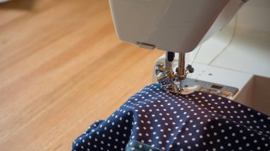 El dikiş makinesi fabic dikiş kullanarak
