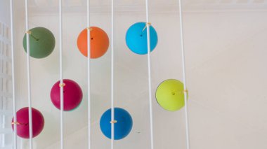 Resim polimer kil boncuk. El yapımı atölye kompozisyon kil, boncuk, araçlar ve boya