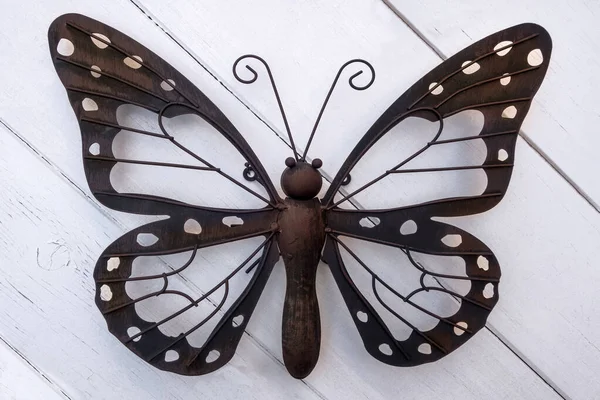 Schmetterling Aus Braunem Metall Einer Alten Hellen Holzwand — Stockfoto