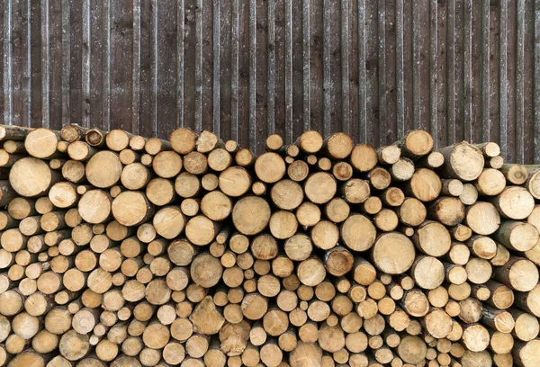 Holzstapel Aus Runden Baumstämmen Vor Der Alten Bretterwand Einer Scheune — Stockfoto