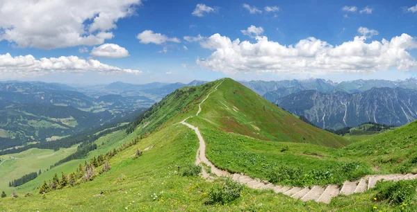 Fellhorn sırtındaki Allgau Alpleri 'nin dağ manzarasında Fellhorn' dan Soellereck 'e doğru yürüyüş. Soldaki vadi Kleinwalsertal, Avusturya.  