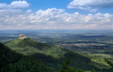 Almanya 'nın Swabian Alpleri eteklerinde Hechingen kasabası ile Hohenzollern Kalesi' ne bakan