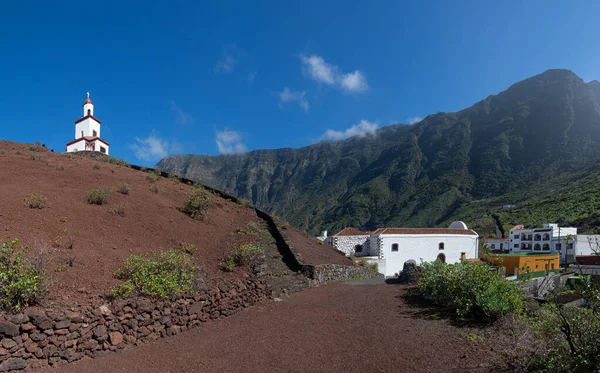 La Frontera, El Hierro - Kilisenin arkasındaki çan kulesine giden yol, El Golfo Vadisi 'nin dönüm noktası.