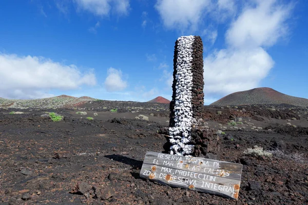 Каменный Столб Деревянным Знаком Вулканическом Ландшафте Эль Йерро Канарские Острова — стоковое фото