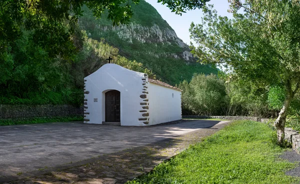 La Gomera - Pınarın yanındaki ormanda Ermita San Isidro Kilisesi Epina yakınlarında Chorros de Epina
