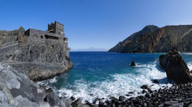 La Gomera - Castillo del Mar İspanya 'nın Kanarya Adası' nın kuzeyindeki Vallehermoso Körfezi 'nde - Tenerife Adası' nın arka planında