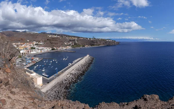 加那利群岛La Gomera的Playa Santiago 从港口俯瞰该岛南岸的城镇 — 图库照片