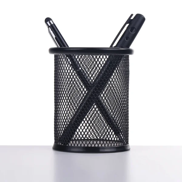 kalemler ve beyaz siyah kalem taşımaktadır