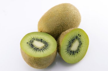 kivi meyvesi beyaz arkaplanda