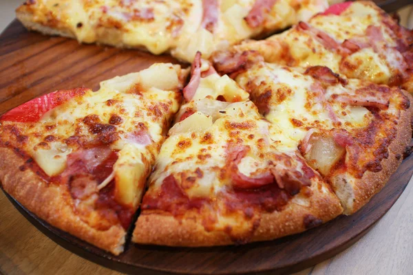 Pizza comida fresca na mesa de madeira — Fotografia de Stock