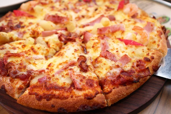 Ahşap masa üzerinde pizza taze yiyecek