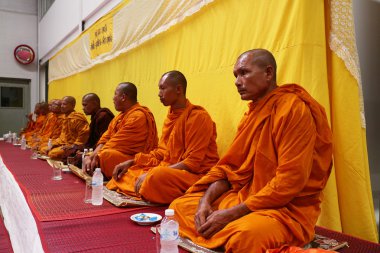 Tay keşiş dua ve insanlar için nimet.