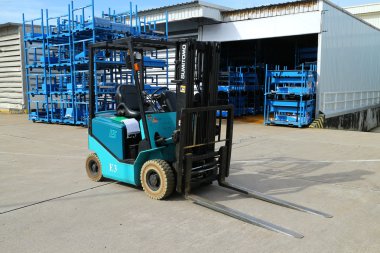 Kamyon taşımacılığı için fabrika alanında