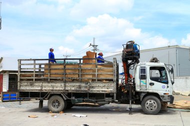 Kamyon taşımacılığı için fabrika alanında