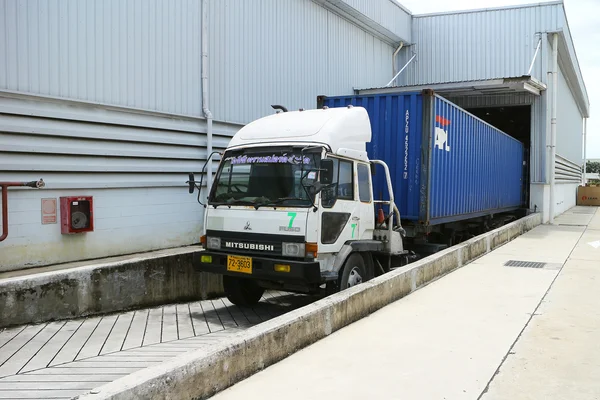 LKW auf dem Werksgelände für den Transport — Stockfoto