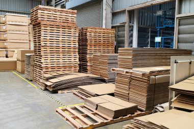 Ahşap palet ve kağıt kutuları fabrika depoda.