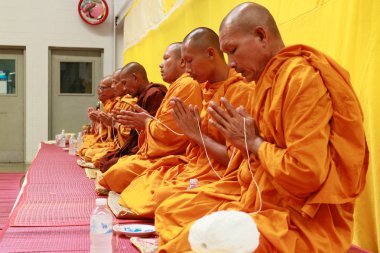 Tay keşiş dua ve insanlar için nimet.