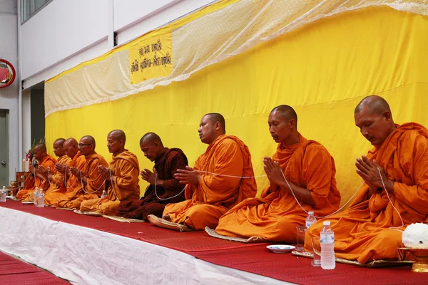 タイの僧侶の祈りと人を祝福. — ストック写真
