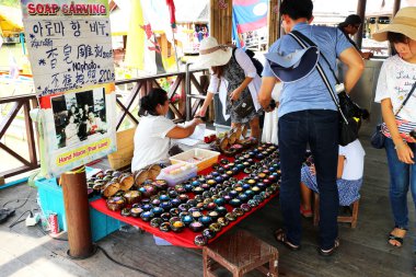 Pattaya Suüstü Pazarı var çok çok sayıda dükkan ve görmek için