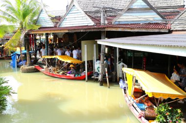 Pattaya Suüstü Pazarı var çok çok sayıda dükkan ve görmek için