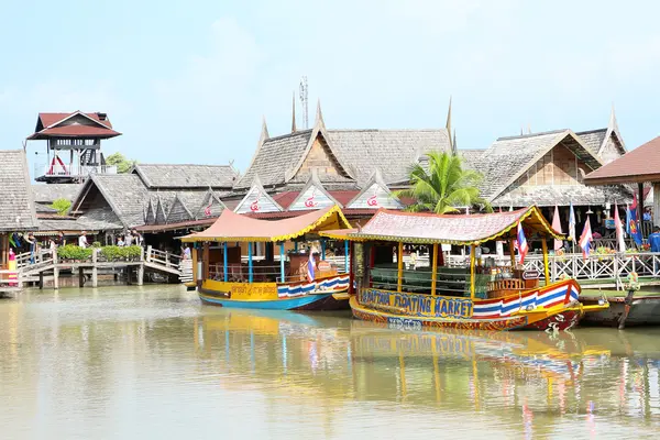 Mercado flotante de Pattaya hay mucho que ver y muchas tiendas — Foto de Stock