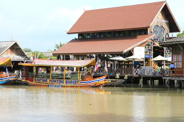 Pattaya schwimmenden Markt gibt es eine Menge zu sehen und viele Geschäfte — Stockfoto