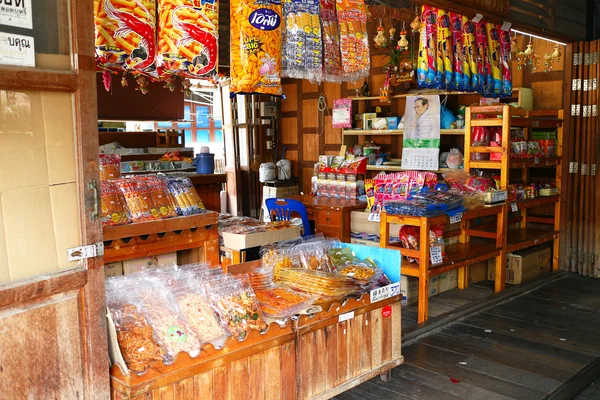 Плавучий рынок Паттайя есть что посмотреть и много магазинов — стоковое фото
