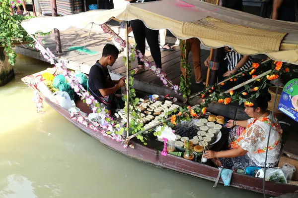 Mercado flotante de Pattaya hay mucho que ver y muchas tiendas — Foto de Stock