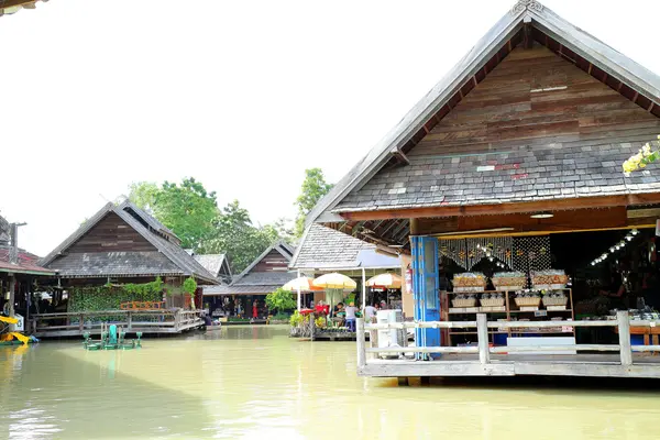 Pattaya schwimmenden Markt gibt es eine Menge zu sehen und viele Geschäfte — Stockfoto