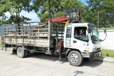 Fabrikada kamyon engin