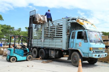 Fabrikada kamyon engin