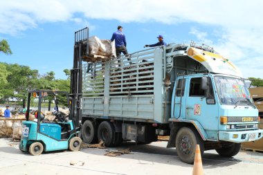 Fabrikada kamyon engin