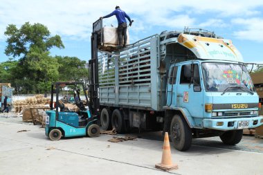 Fabrikada kamyon engin