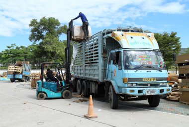 Fabrikada kamyon engin