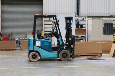 Fabrikada kamyon engin