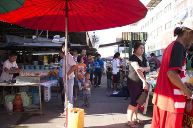 Tay street Pazar sabah zamanında Chonburi Tayland at