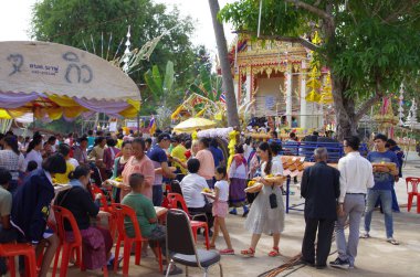 Budist bir yılbaşı hak için tapınağa gel