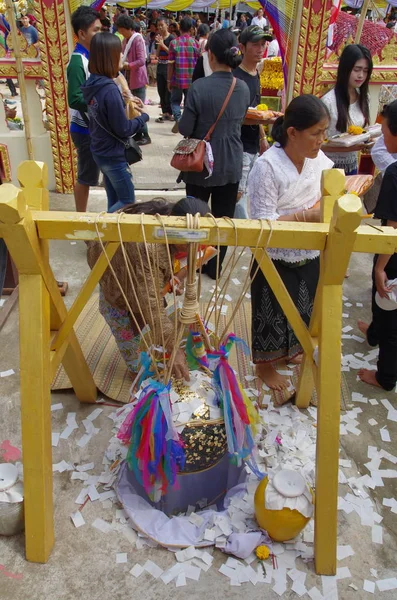 Budist bir yılbaşı hak için tapınağa gel