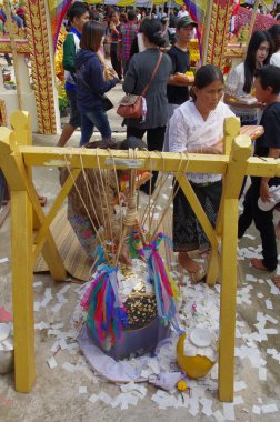 Budist bir yılbaşı hak için tapınağa gel
