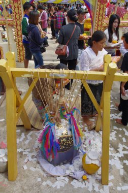 Budist bir yılbaşı hak için tapınağa gel