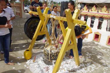 Budist bir yılbaşı hak için tapınağa gel